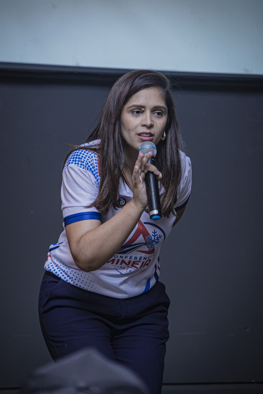 Paola Freitas palestrando na Conferência Mineira de Climatização e Refrigeração